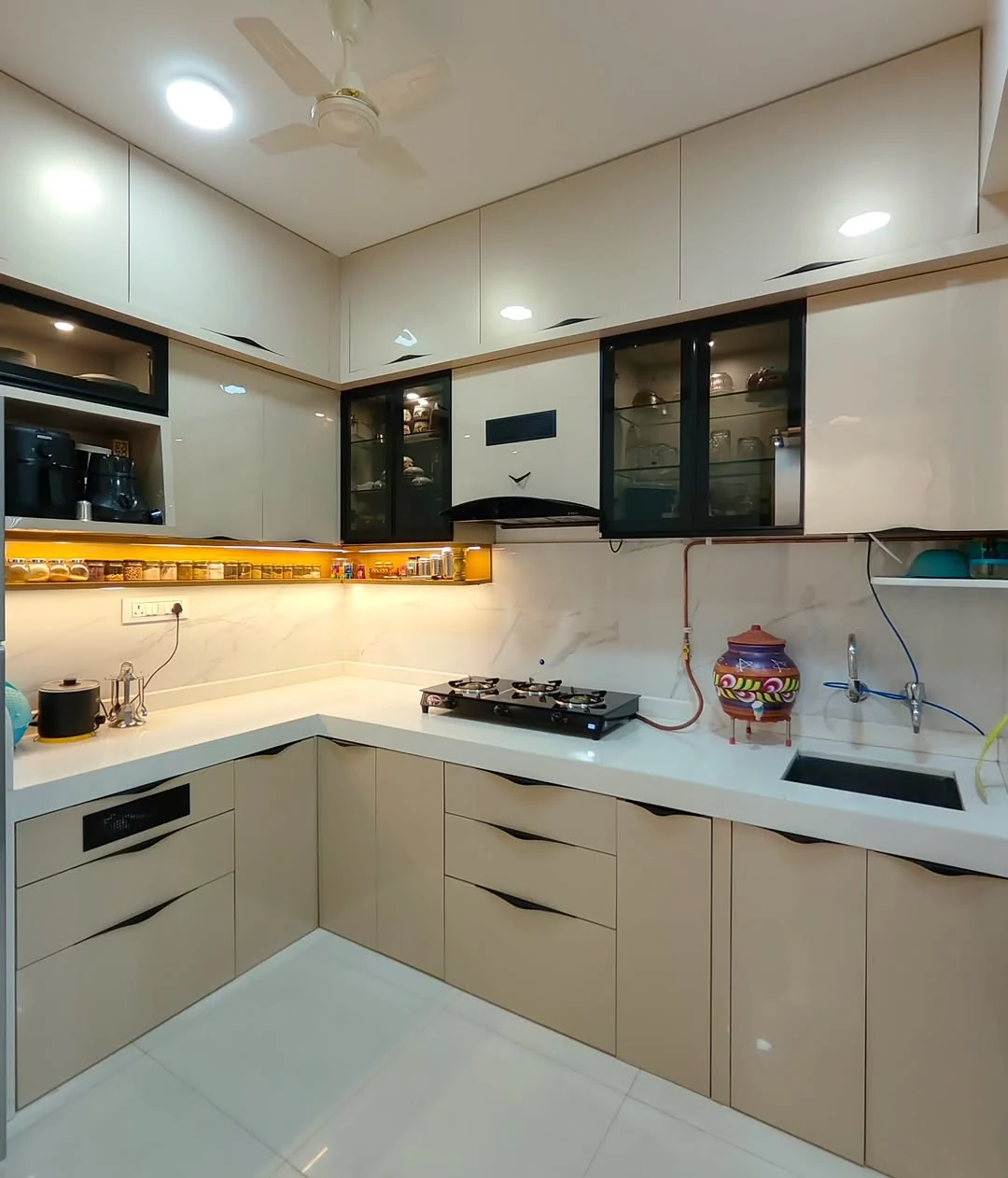 The Family L-Kitchen